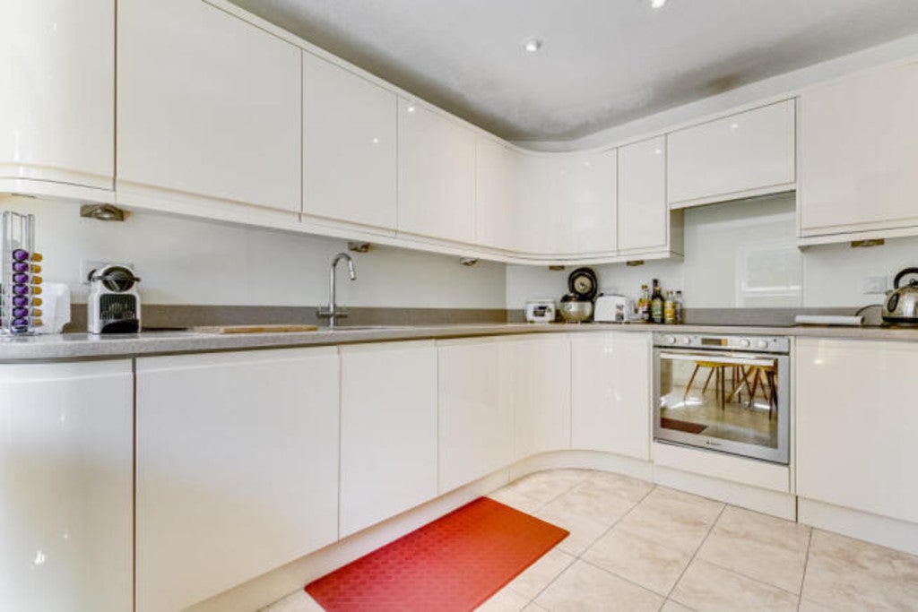 House Holm Oak Close in Greater London