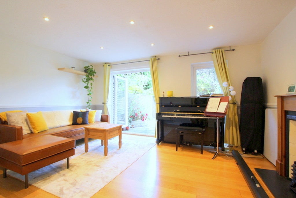 House Holm Oak Close in Greater London