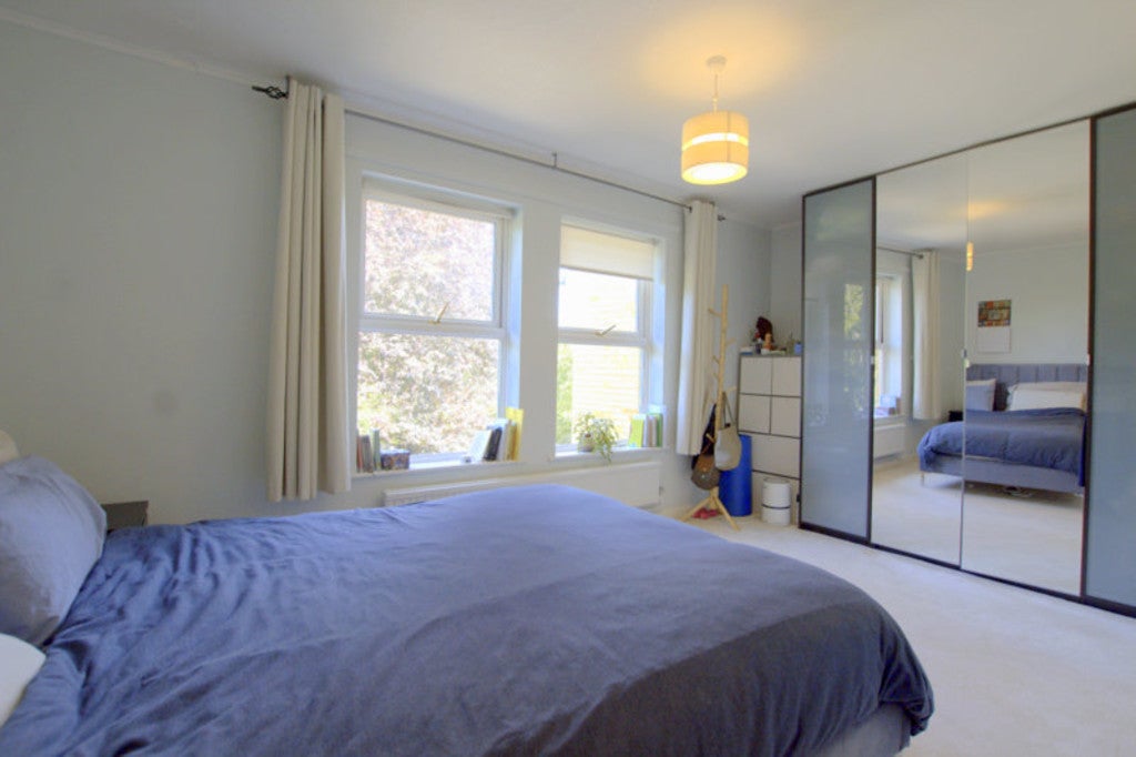 House Holm Oak Close in Greater London