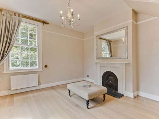 House Home Farm Close in Elmbridge