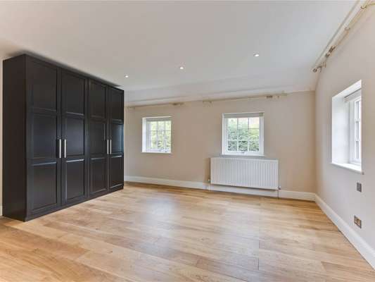 House Home Farm Close in Elmbridge