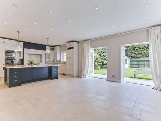 House Home Farm Close in Elmbridge