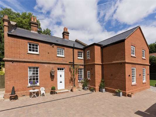 House Home Farm Close in Elmbridge