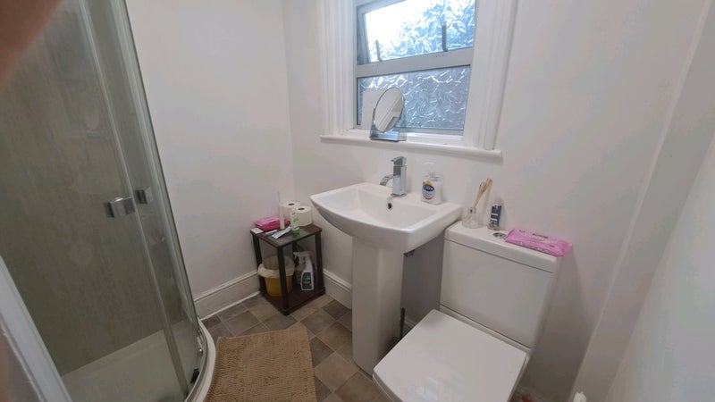 Room Lebanon Road in Greater London
