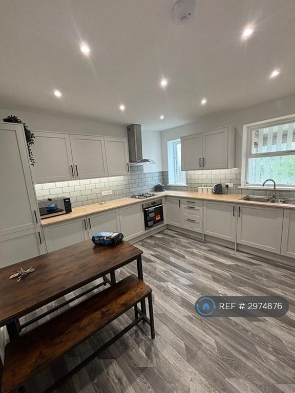 Room Endike Lane in Hull