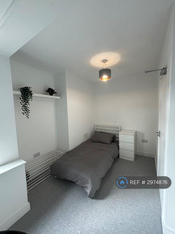 Room Endike Lane in Hull