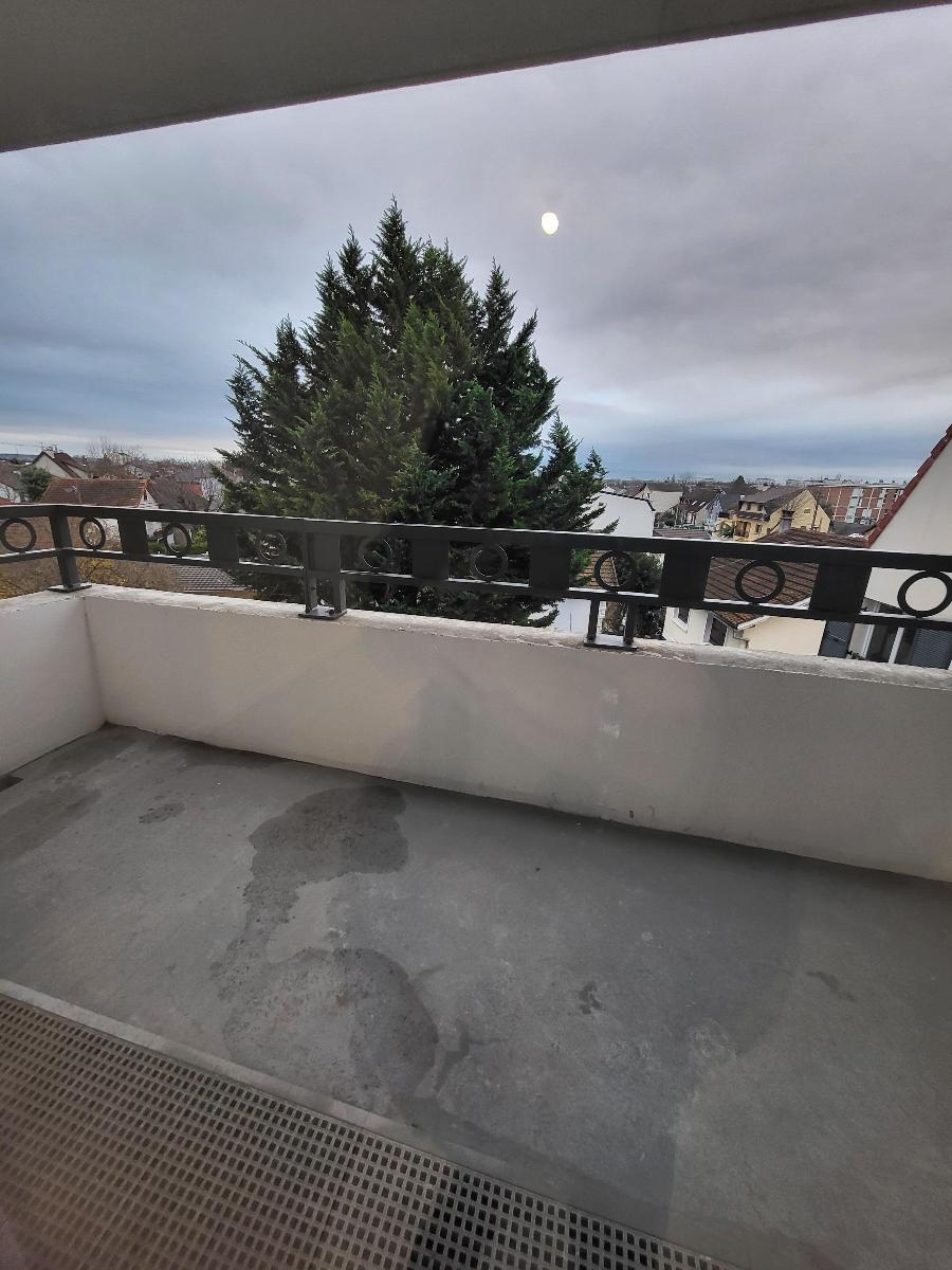 Flat Avenue Paul Vaillant-Couturier in Le Blanc-Mesnil