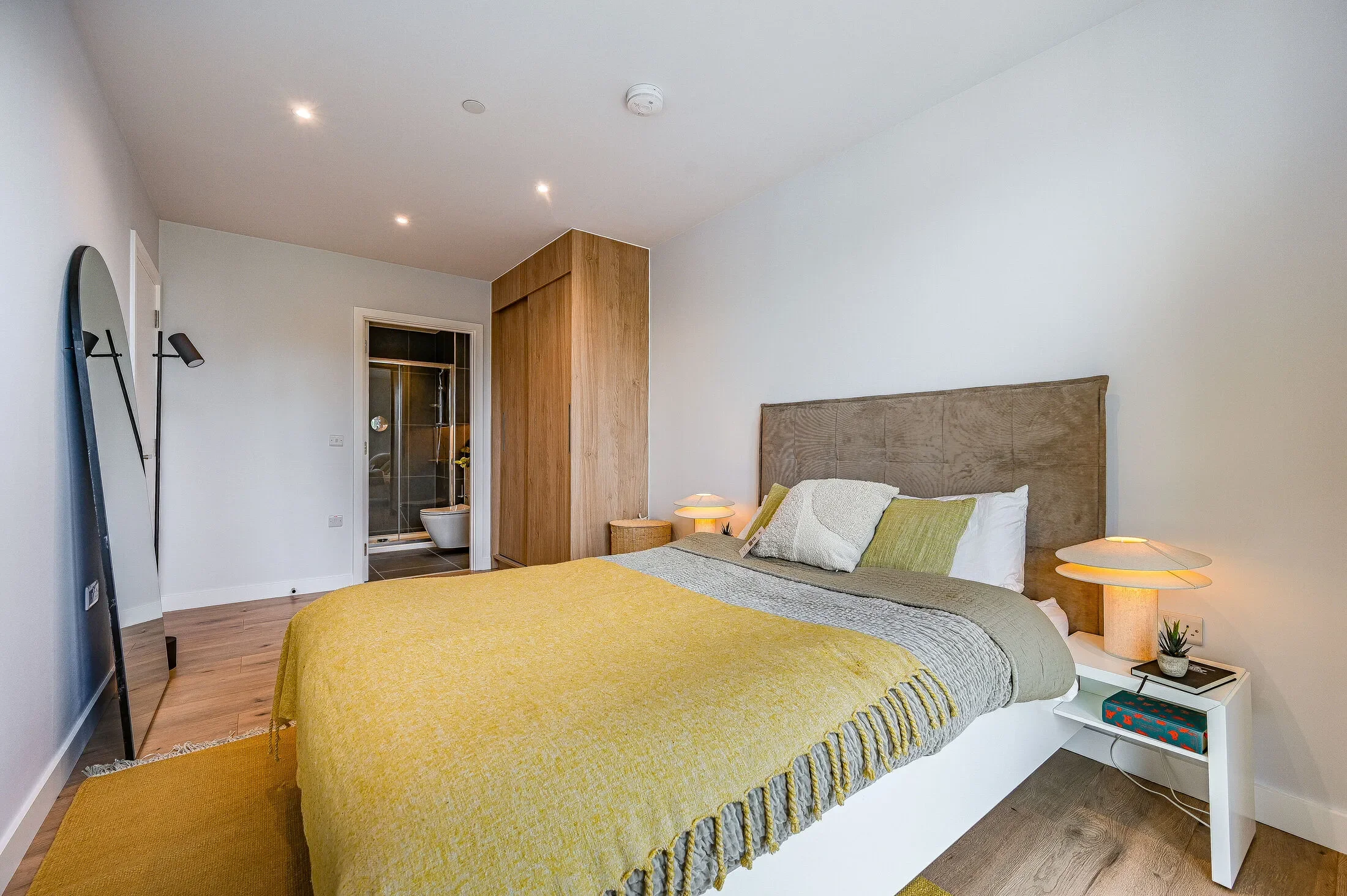 Flat Timberyard Street in Greater London