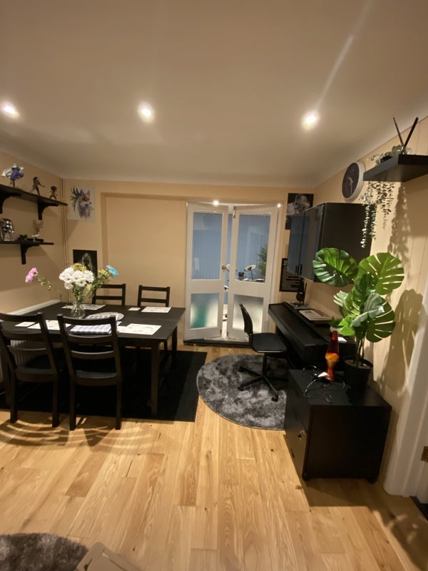 Room Sherwood Walk in Crawley