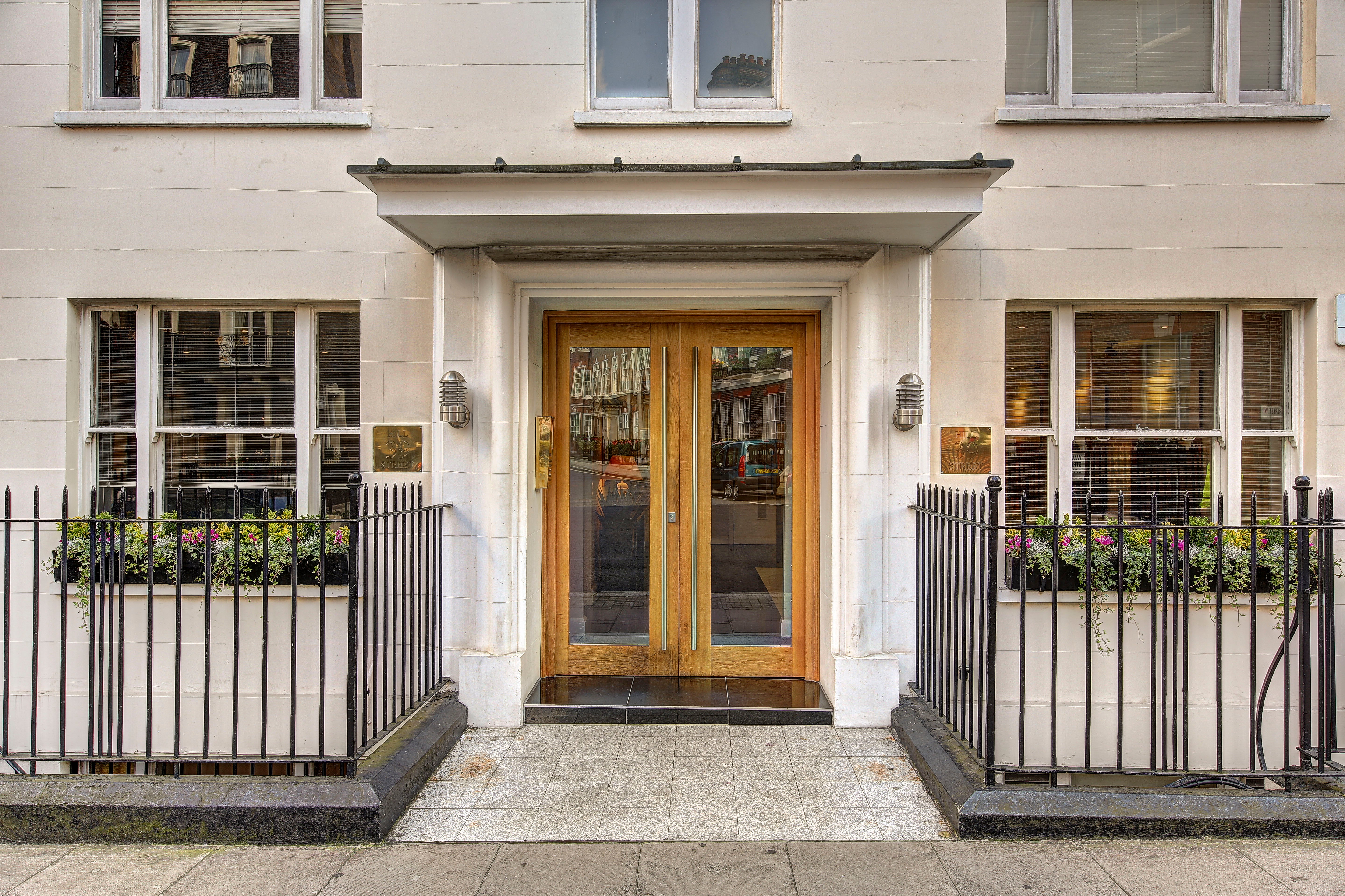 Flat Hill Street in City of Westminster