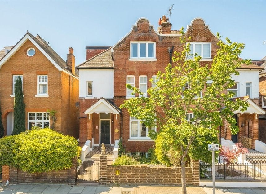 Flat Holmbush Road in Greater London