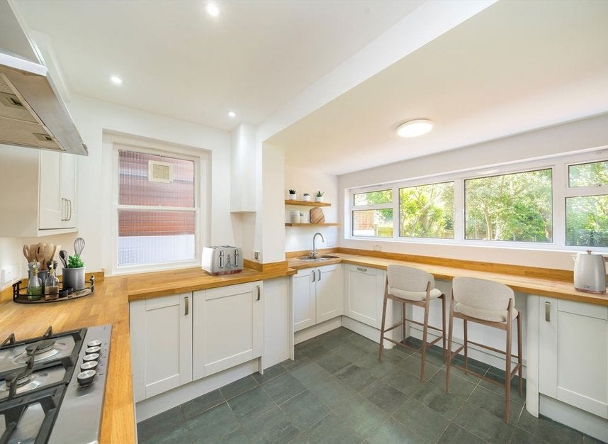 Flat Holmbush Road in Greater London