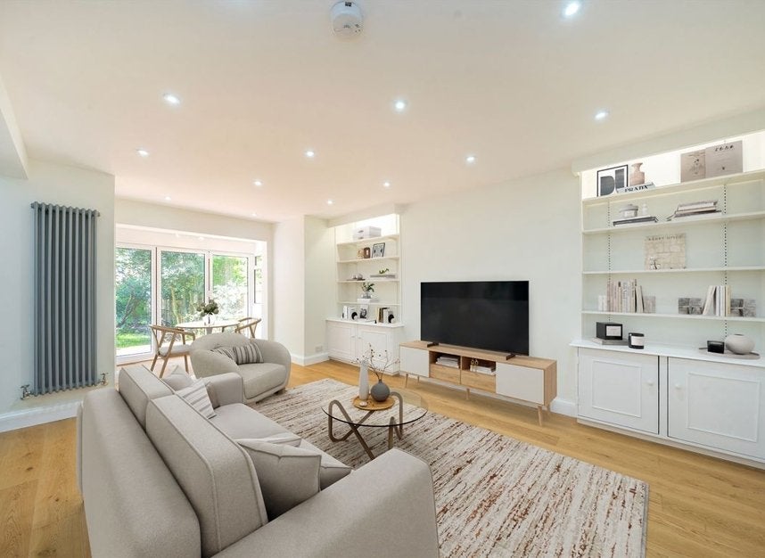 Flat Holmbush Road in Greater London