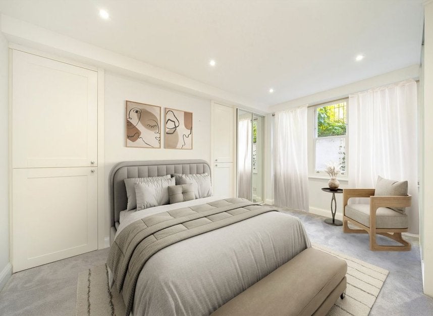 Flat Holmbush Road in Greater London