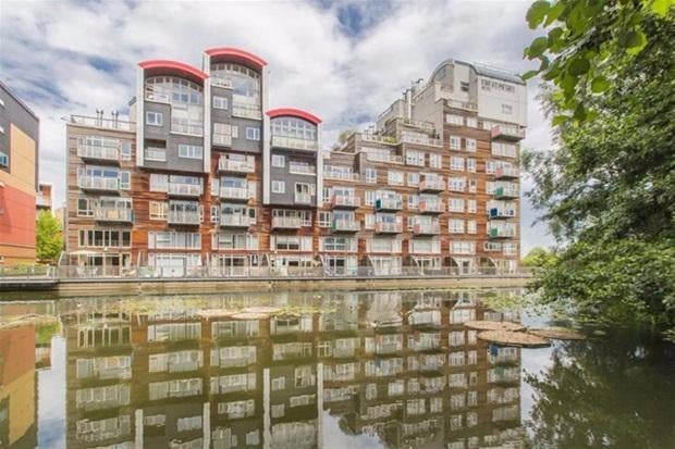 Flat Renaissance Walk in Greater London