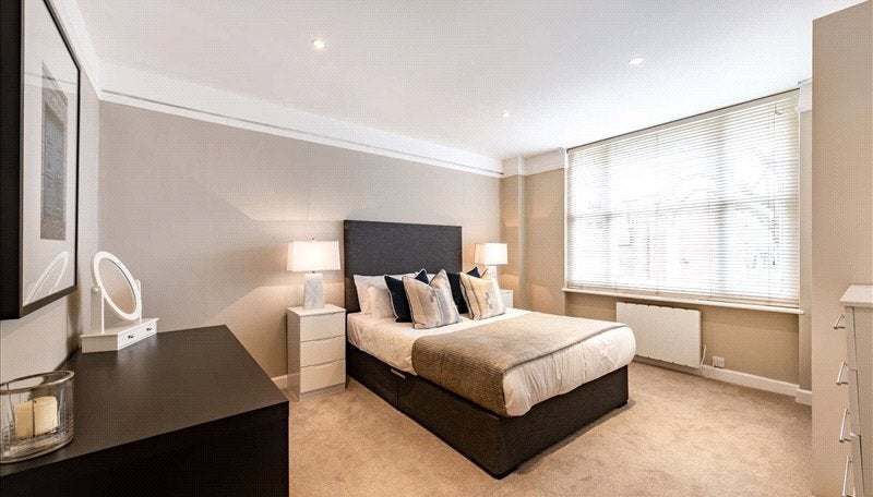 Flat Hill Street in City of Westminster