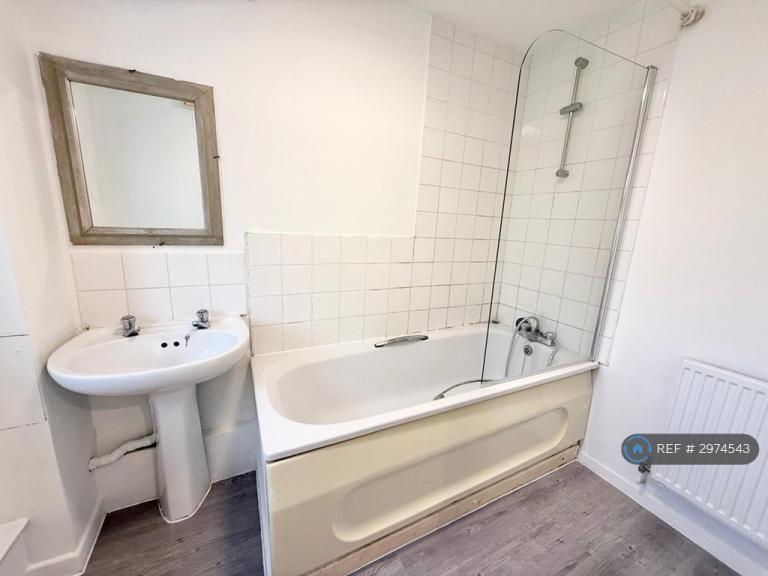 Flat Tiptree Crescent in Greater London