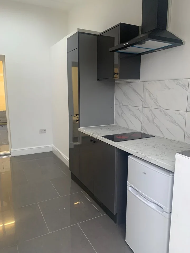 Flat Castle Avenue in Greater London
