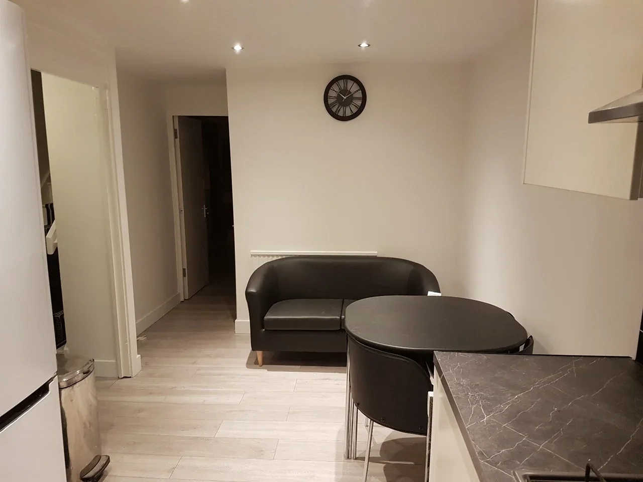 Flat Wells Square in Greater London