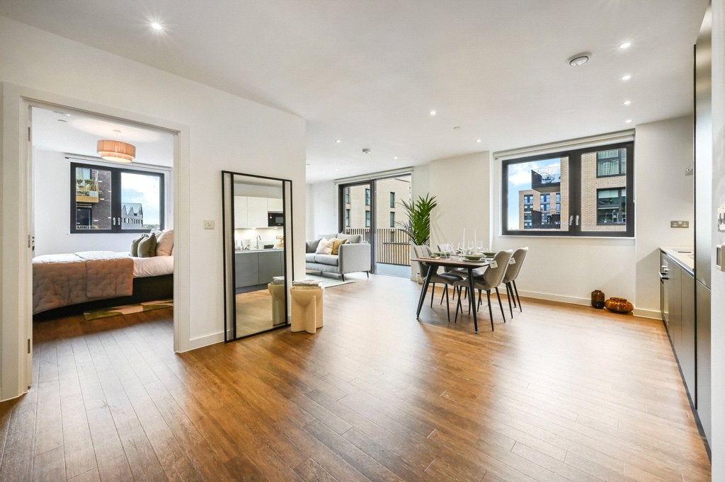 Flat Vanguard Way in Greater London
