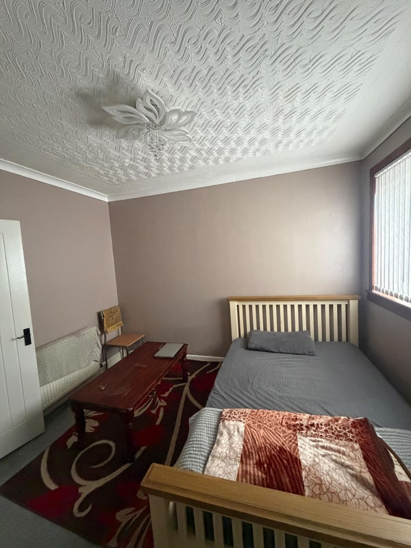 Room McCallum Avenue in Rutherglen