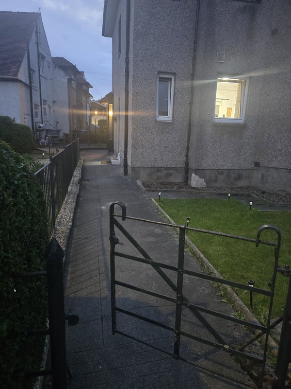 Room McCallum Avenue in Rutherglen
