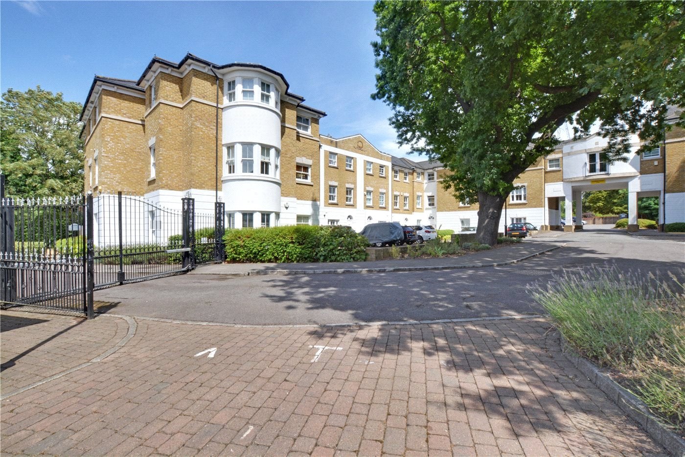 Flat Cedars Close in Greater London