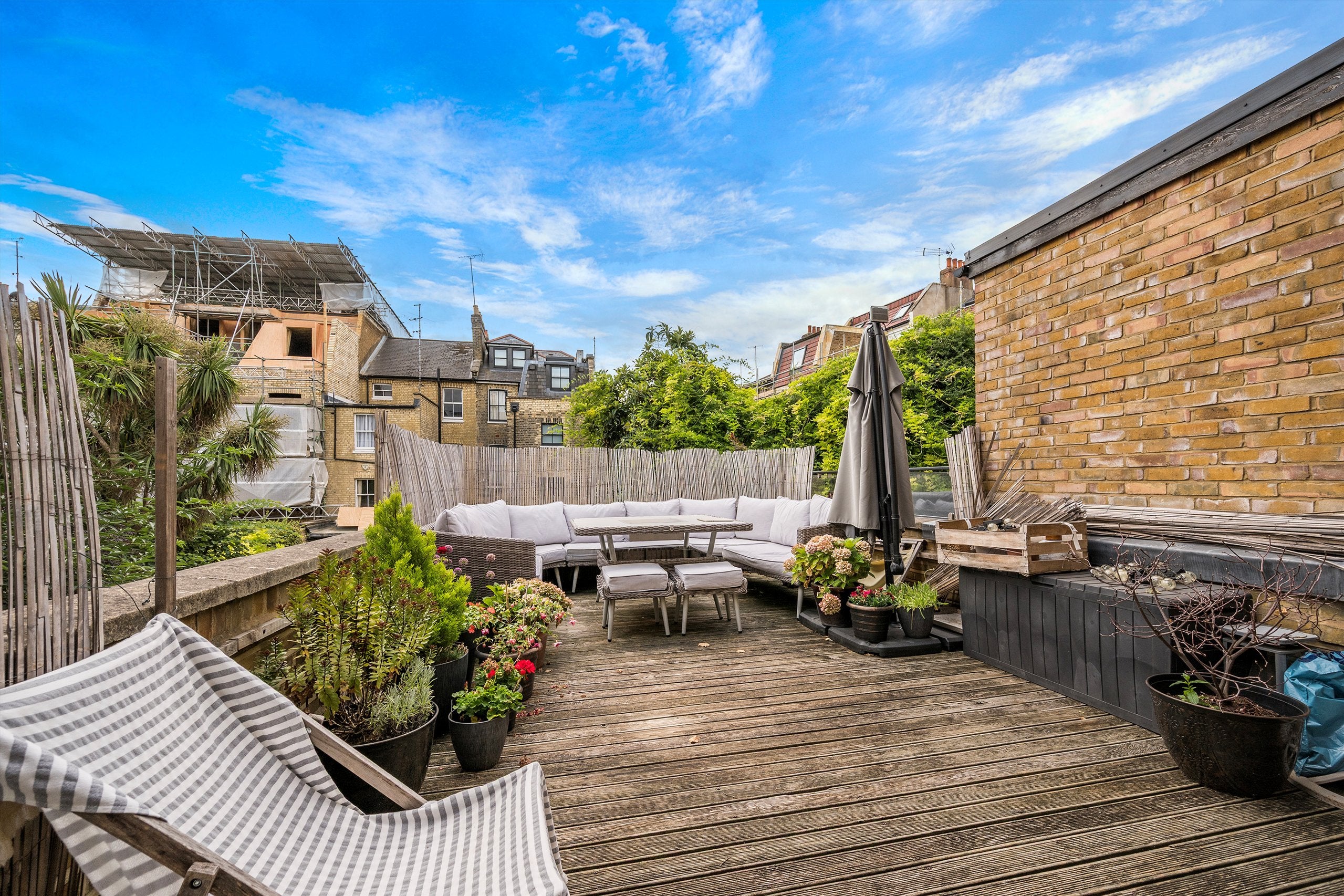 Flat Blythe Road in Greater London