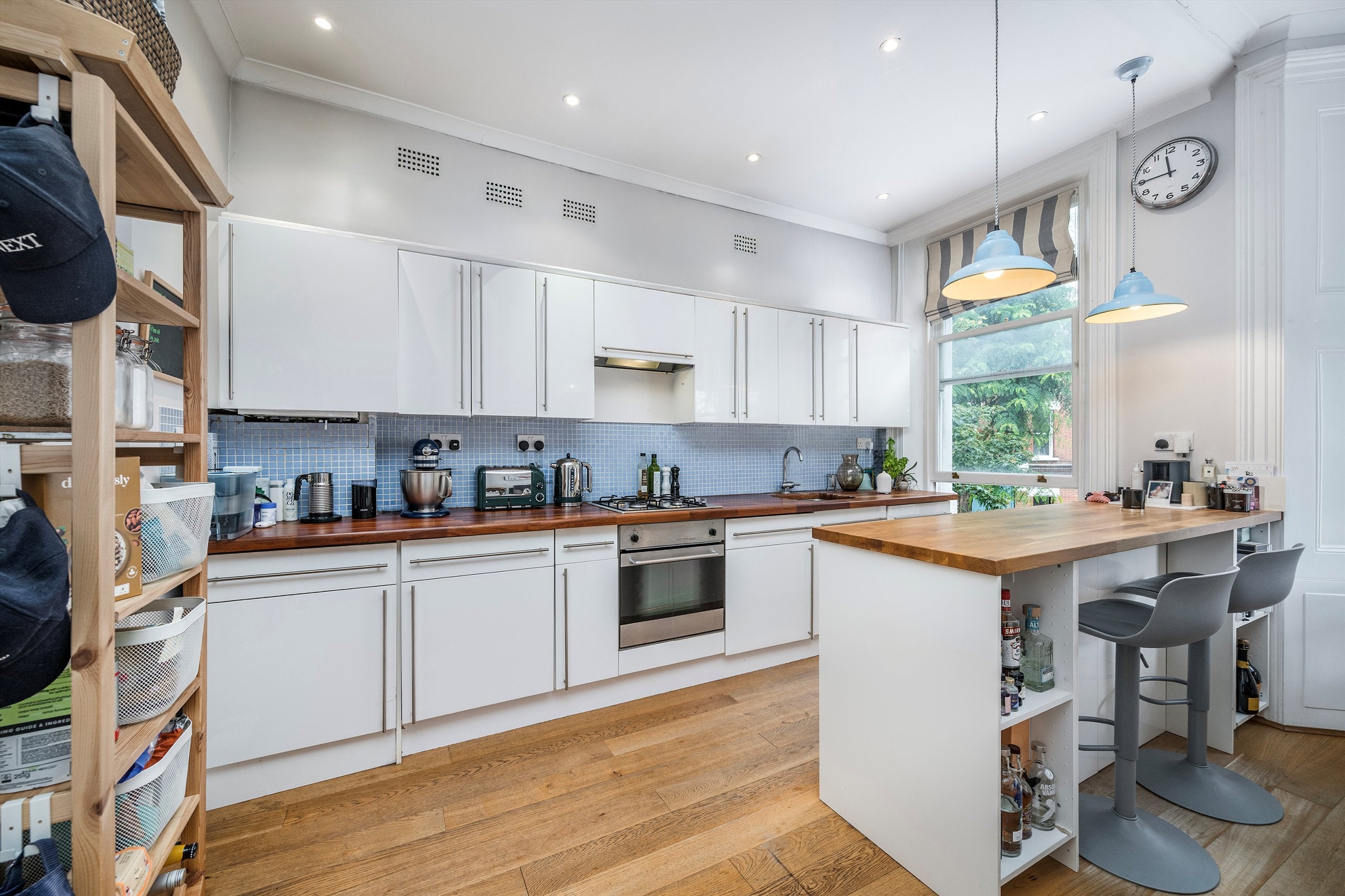 Flat Blythe Road in Greater London