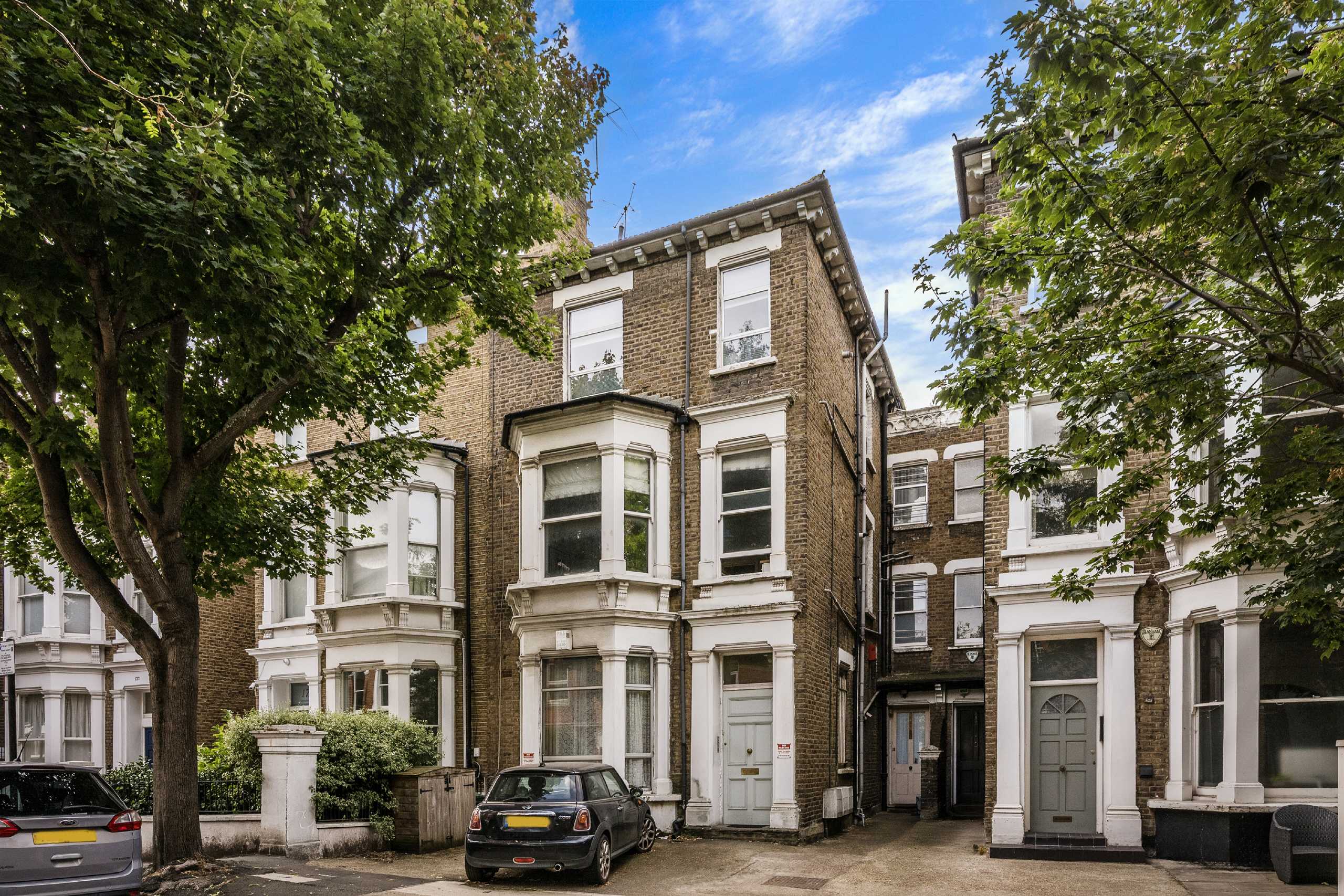 Flat Blythe Road in Greater London
