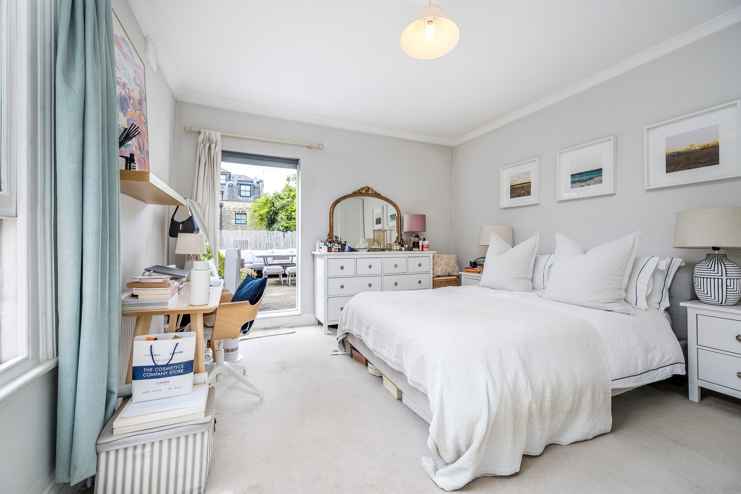 Flat Blythe Road in Greater London