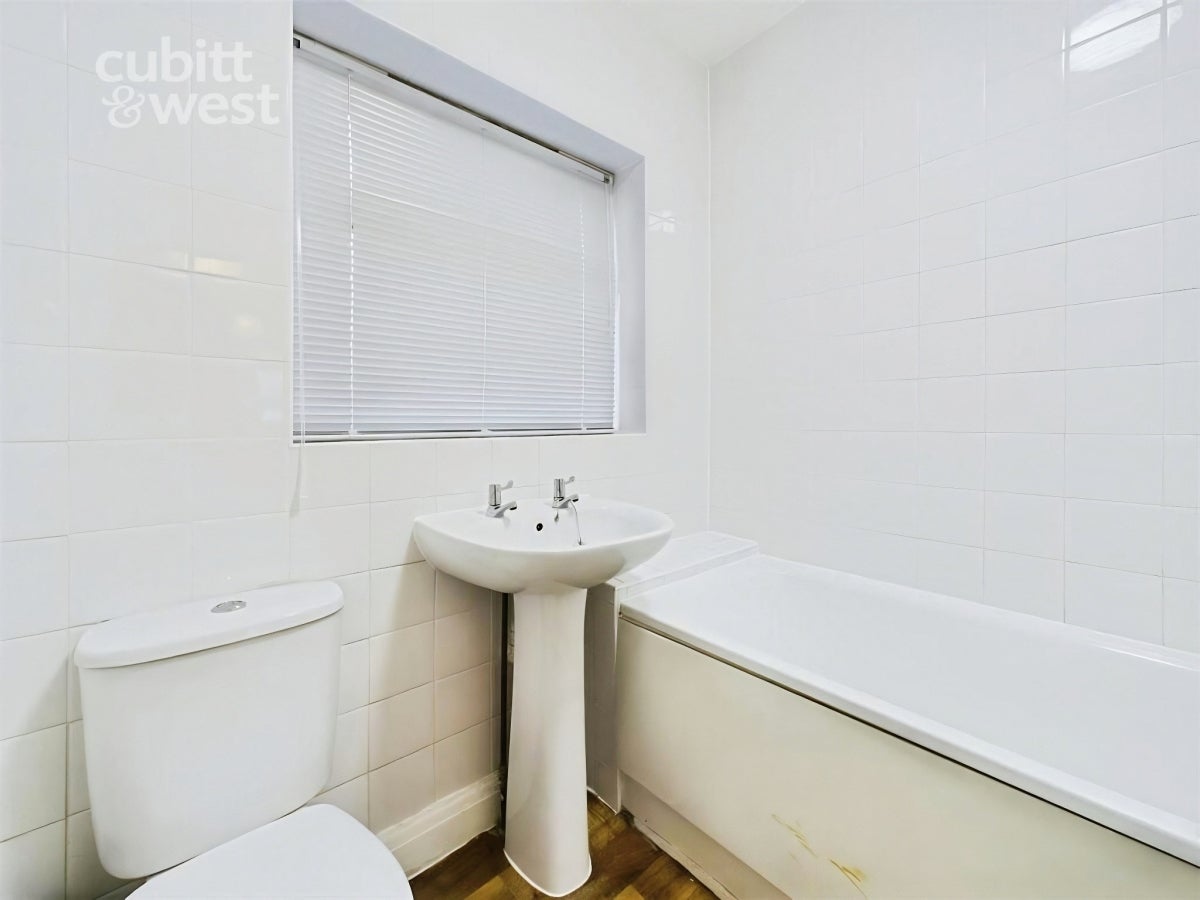 Room Wheatcroft Grove in Rainham