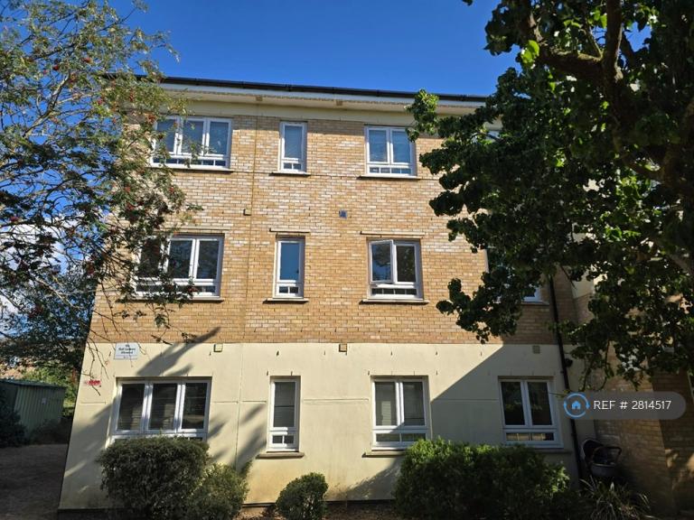 Flat Norbury Road in Greater London