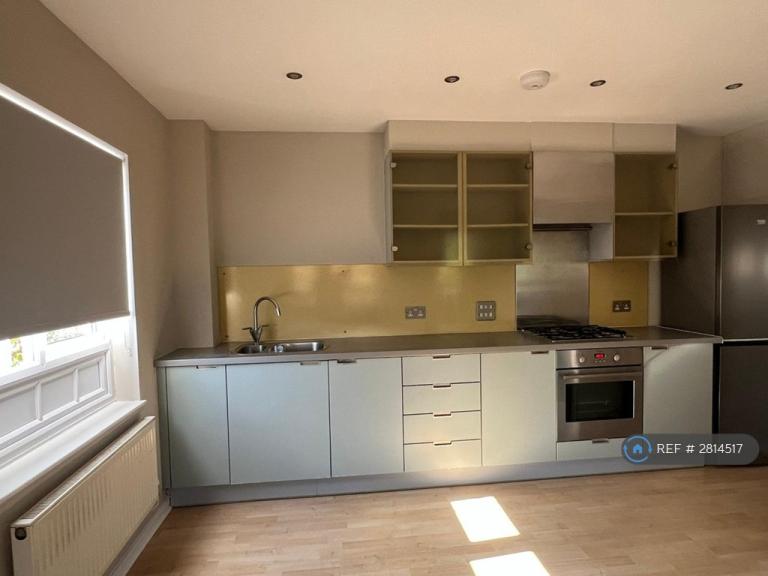 Flat Norbury Road in Greater London