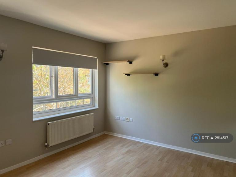 Flat Norbury Road in Greater London