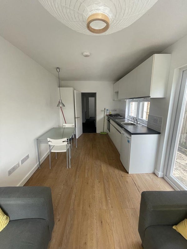 Flat Whitehorse Lane in London
