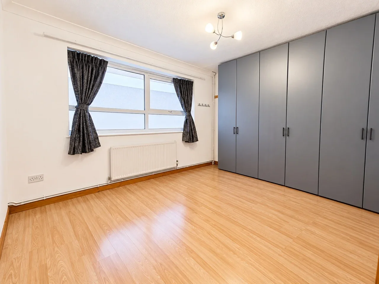Flat Eastern Avenue in Greater London
