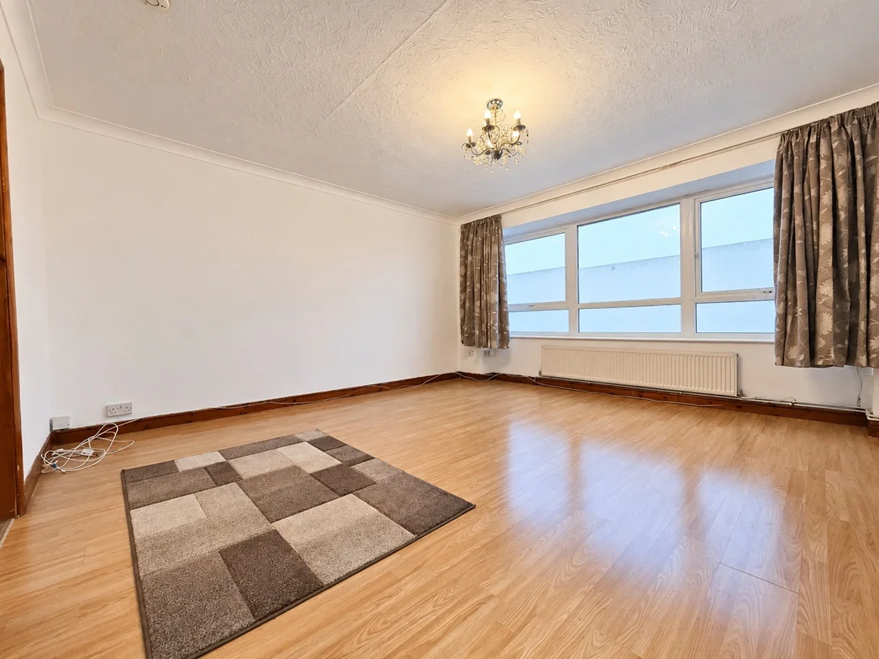 Flat Eastern Avenue in Greater London
