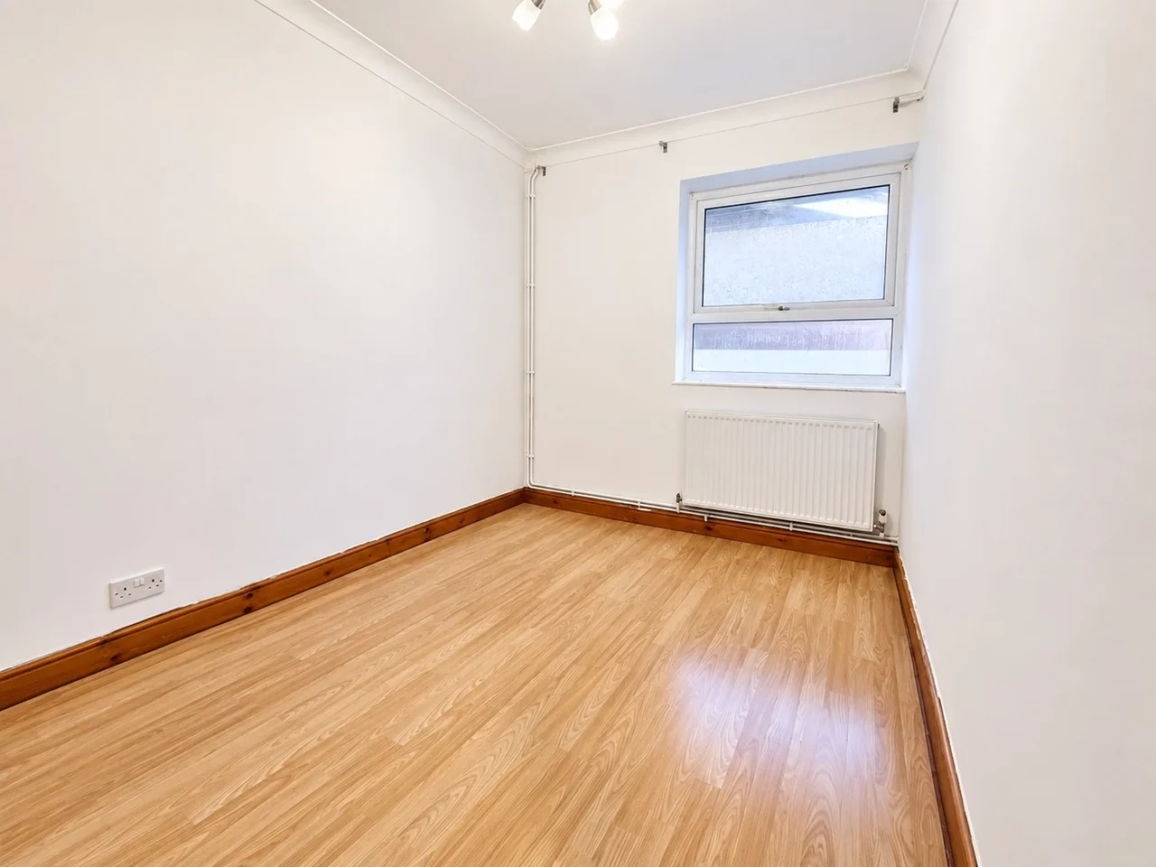 Flat Eastern Avenue in Greater London