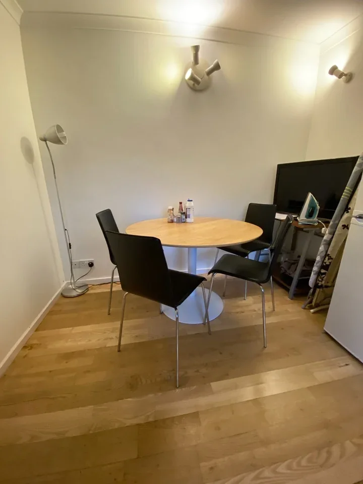 Room Queen of Denmark Court in Greater London