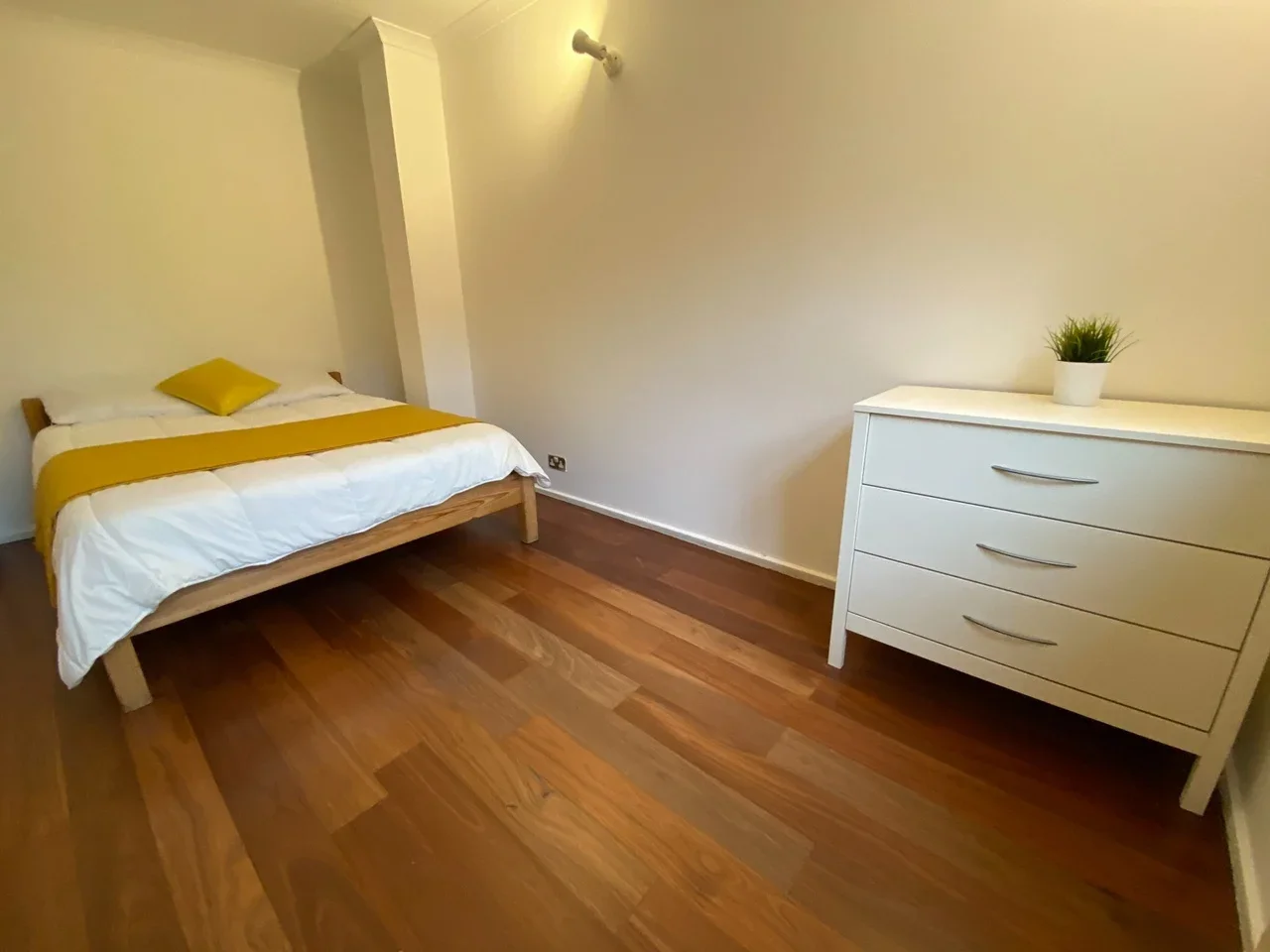 Room Queen of Denmark Court in Greater London