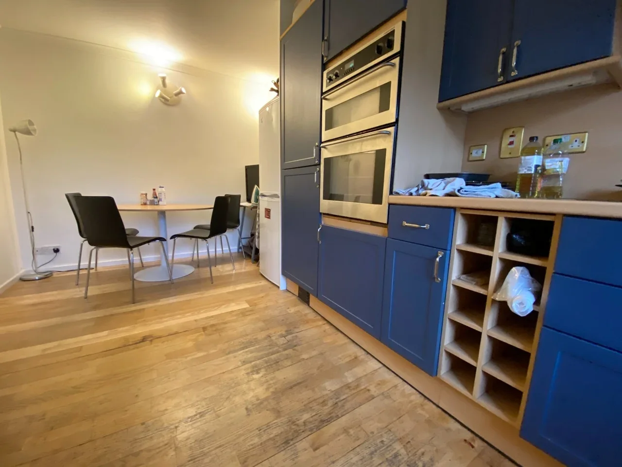 Room Queen of Denmark Court in Greater London