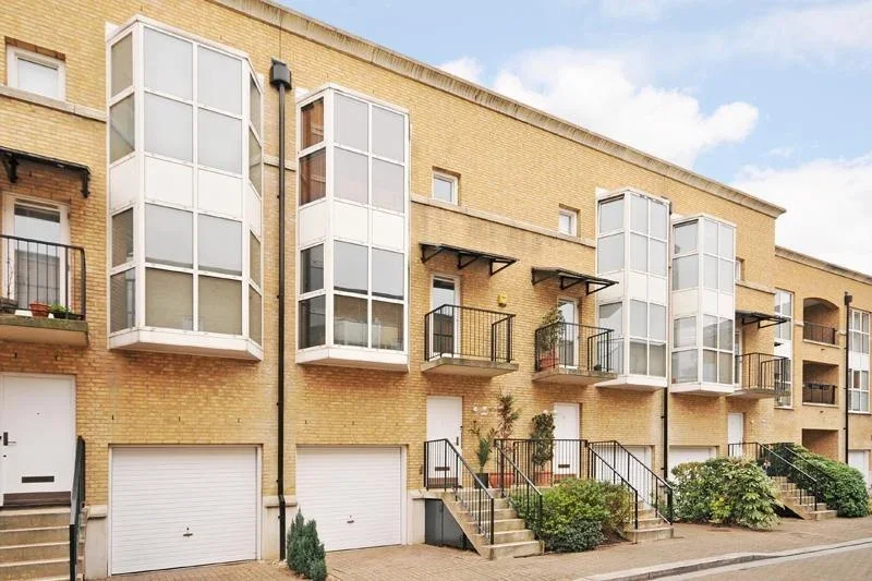 Room Queen of Denmark Court in Greater London