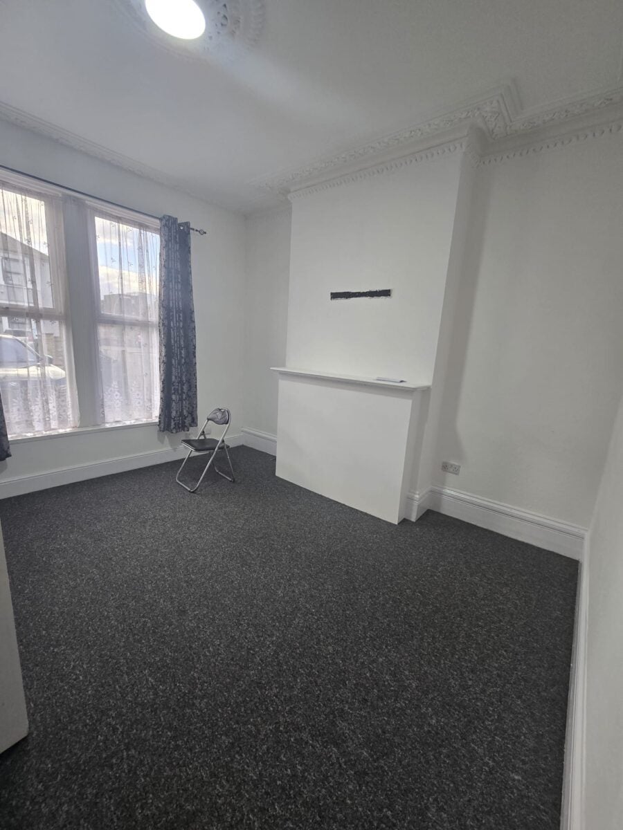 Flat Grosvenor Road in Greater London