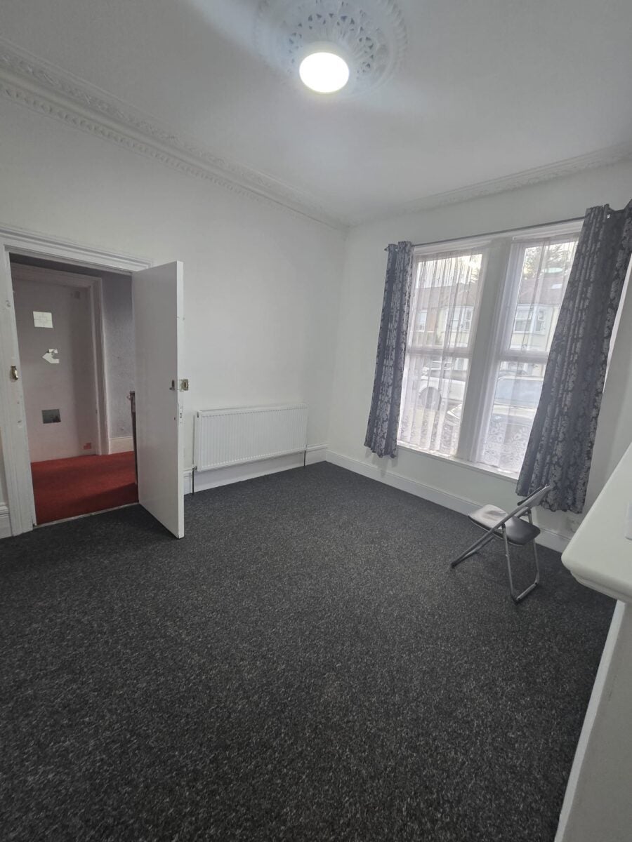 Flat Grosvenor Road in Greater London