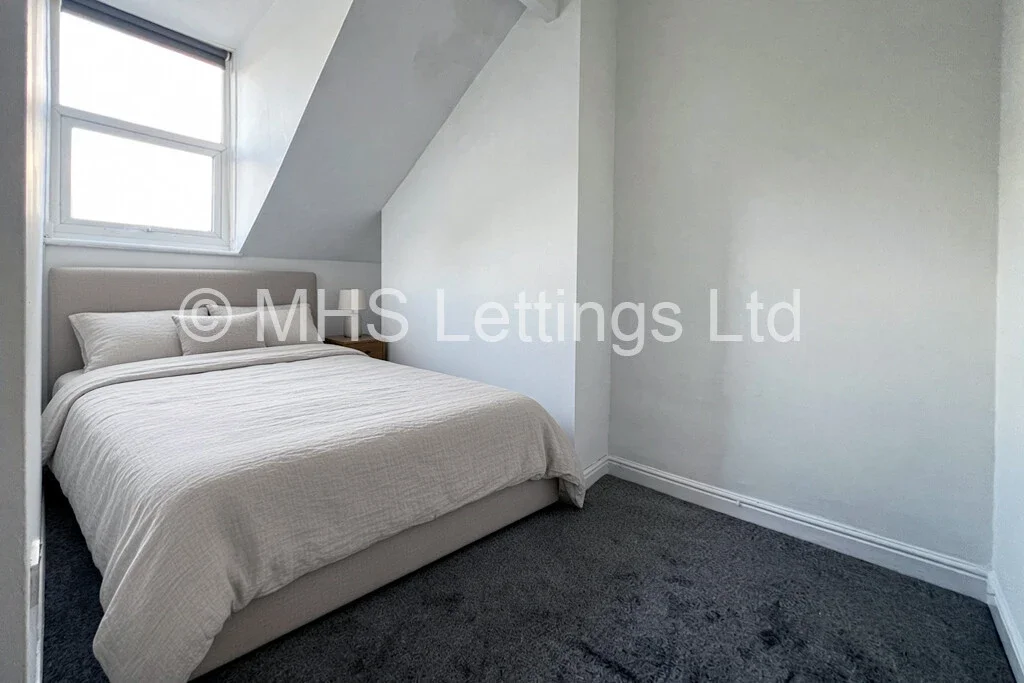 Flat Kirkstall Lane in Leeds