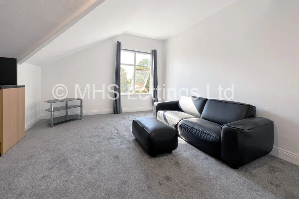 Flat Kirkstall Lane in Leeds