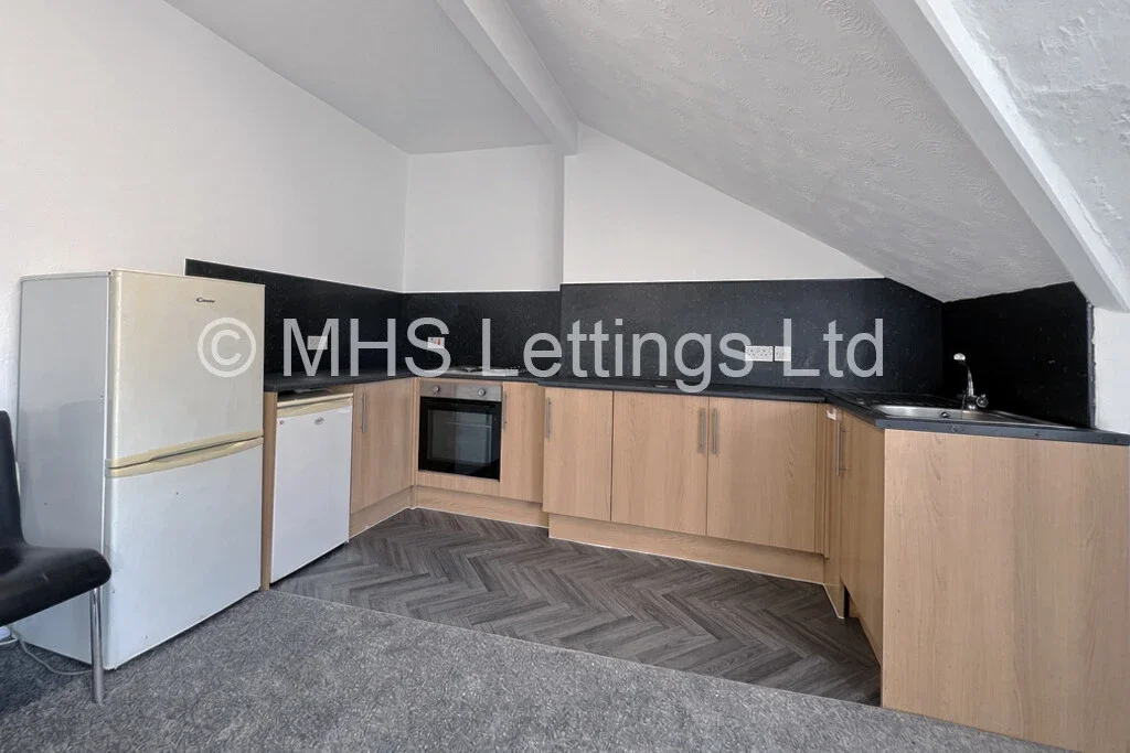 Flat Kirkstall Lane in Leeds