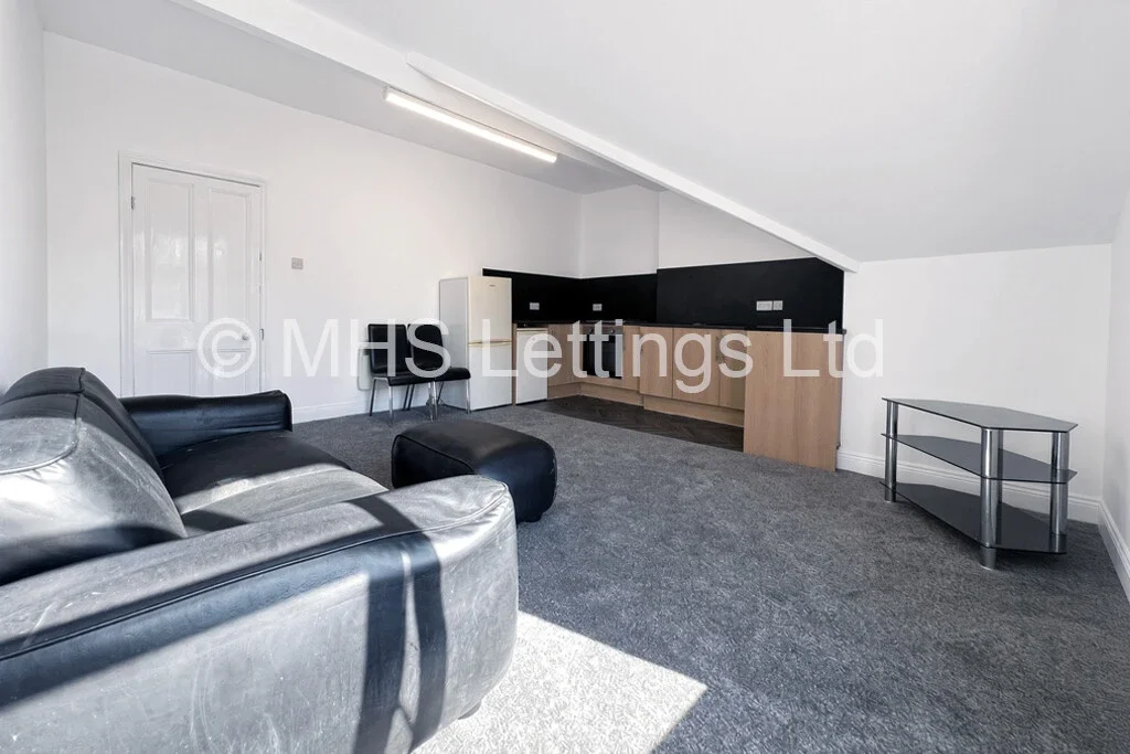 Flat Kirkstall Lane in Leeds