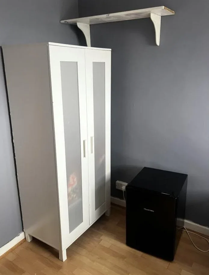 Room Strathan Close in Greater London